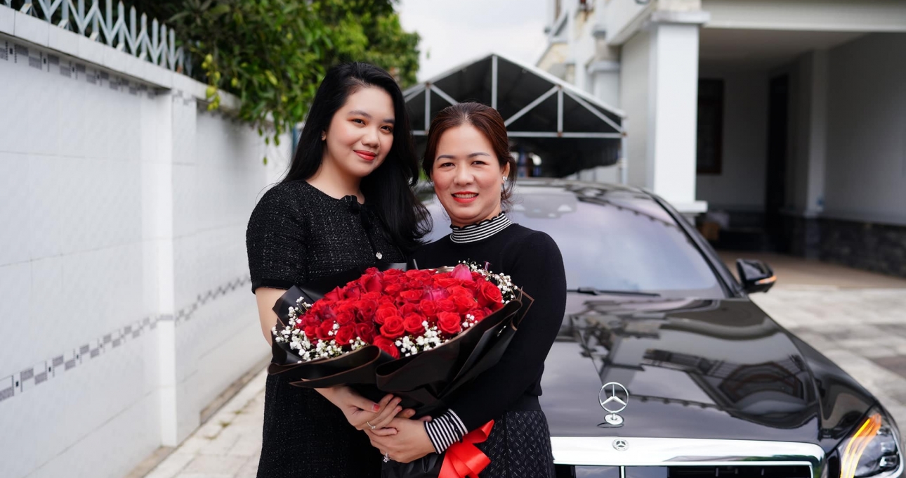 Tiền Giang: Đỗ tốt nghiệp, con gái được mẹ tặng 'Mẹc' S 5 tỷ đồng