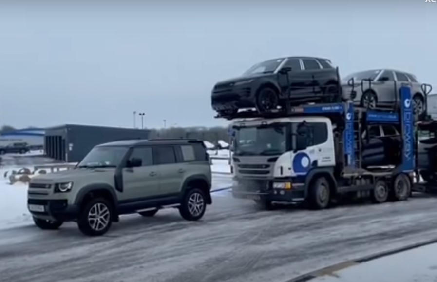 Kinh ngạc Land Rover Defender giải cứu xe tải 44 tấn trên đường băng