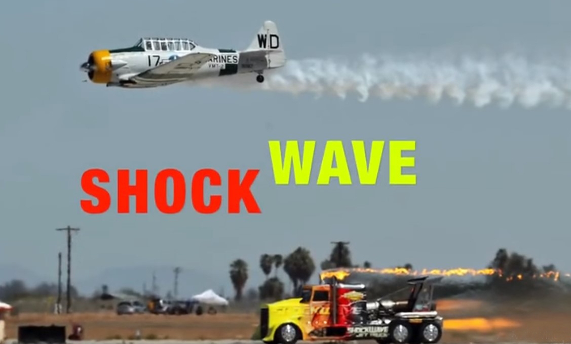 VIDEO: Xe đầu kéo đua với máy bay và cái kết bất ngờ 