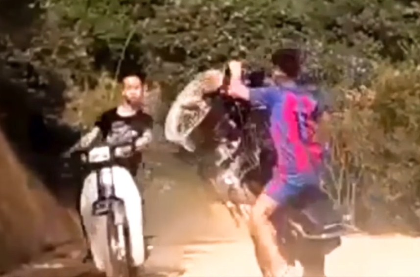 VIDEO: Thanh niên tập bốc đầu xe máy và cái kết cực hài hước