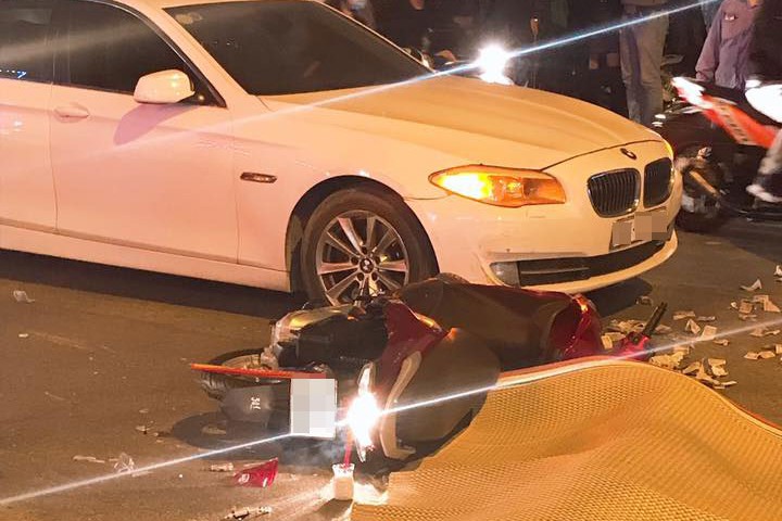 Hà Nội: Xe tiền tỷ BMW do nữ lái va chạm với xe máy, một cô gái tử vong