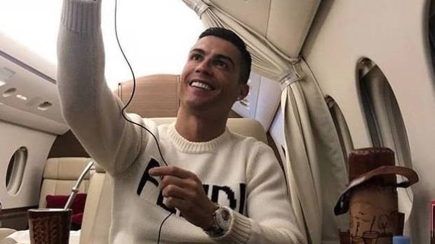 Ronaldo bị chỉ trích khi selfie thời điểm cầu thủ Cardiff gặp nạn