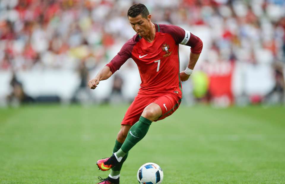 VIDEO: Ronaldo xỏ háng đối thủ điệu nghệ ở Nations League
