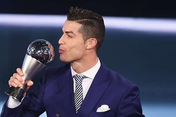 Ronaldo chính thức nhận giải Cầu thủ xuất sắc nhất FIFA 2016