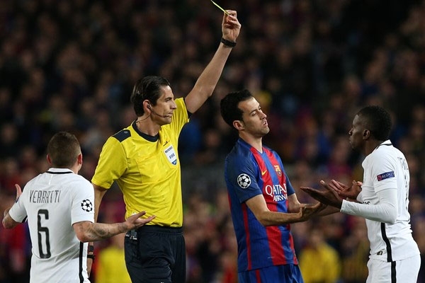 UEFA ra phán xét về trọng tài bắt trận Barca 6-1 PSG