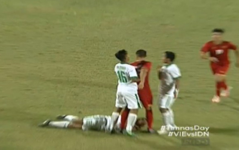 Cầu thủ U16 Việt Nam bị đuổi đấm, nhà đài Indonesia tính “qua mặt”