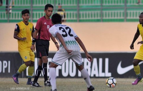 Cầu thủ Indonesia đuổi đánh trọng tài như... phim hành động