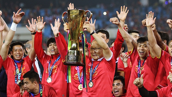 VIDEO: Khoảnh khắc ĐT Việt Nam nâng cao cúp vô địch AFF Cup 