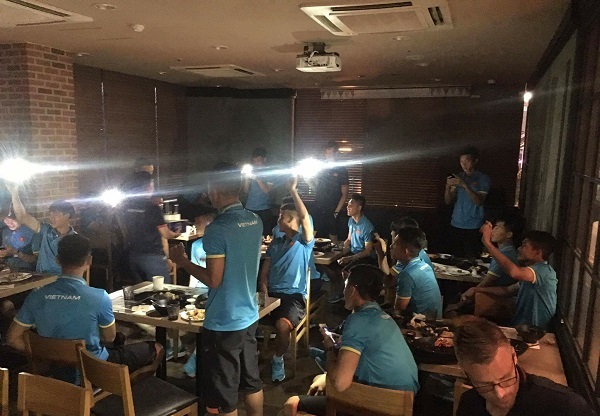 Tạm gác 'sóng gió', U22 Việt Nam mở tiệc trên đất Hàn Quốc