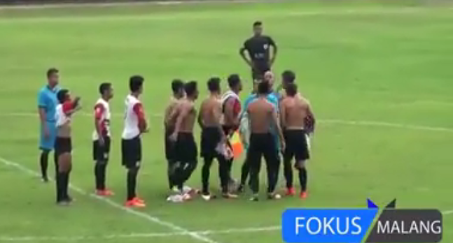 SỐC: Cầu thủ Indonesia hỗn chiến kinh hoàng và đánh 'hội đồng' trọng tài