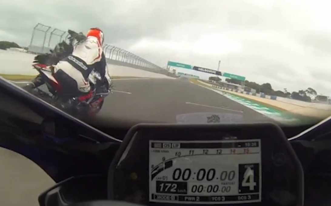 VIDEO: Hai tay đua MotoGP gặp tai nạn bất ngờ vì... chim