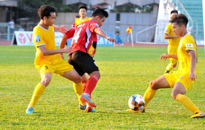 Hà Tĩnh FC đánh rơi chiến thắng ở trận cầu 2 thẻ đỏ, 6 bàn thắng
