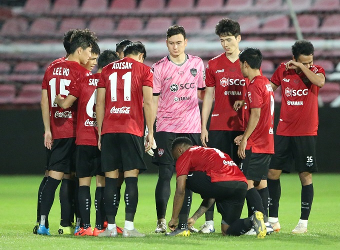 Văn Lâm thủng lưới 2 lần, Muangthong Utd đứt chuỗi bất bại