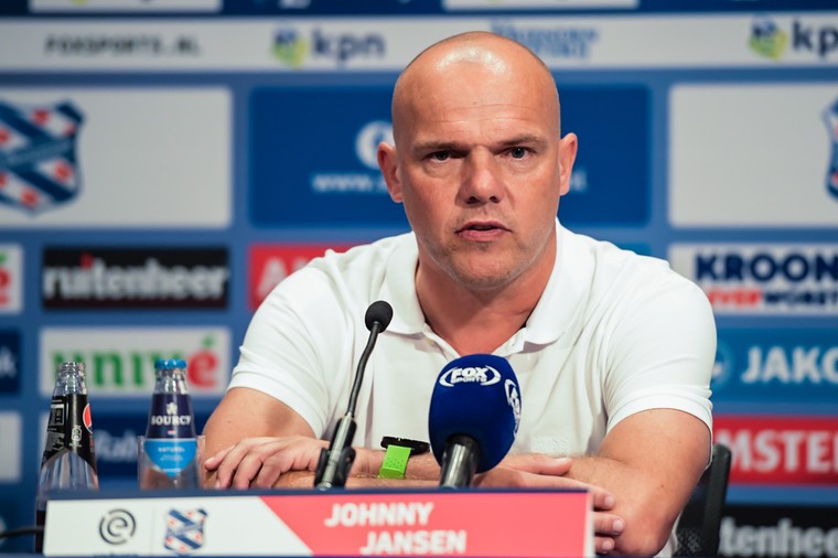 HLV Heerenveen: 'Tôi rất buồn vì Văn Hậu không kịp gặp Ajax'