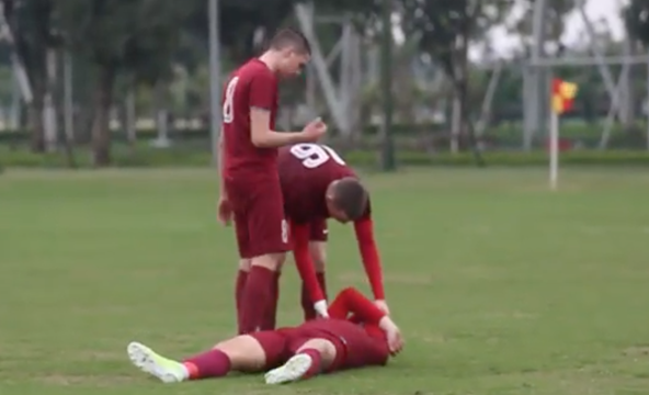 VIDEO: Cầu thủ Sarajevo khóc nức nở vì để PVF gỡ hoà phút cuối