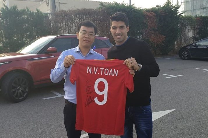 Luis Suarez gửi món quà đặc biệt cho Nguyễn Văn Toàn