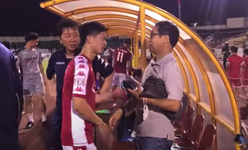 VIDEO: Trợ lý HLV Park xuống sân chúc mừng Công Phượng ghi bàn