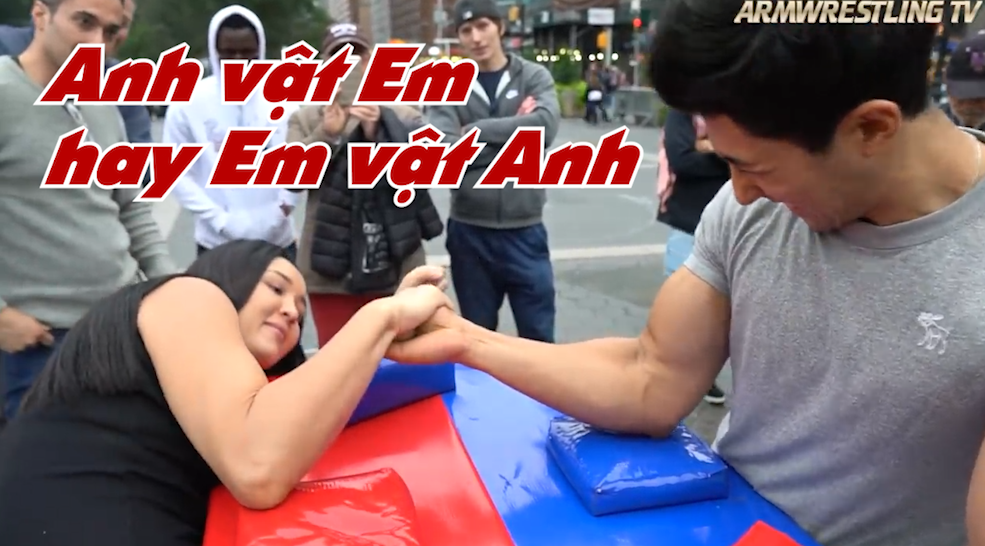 VIDEO: Cận cảnh cô gái 'gạ' vật tay với các chàng trai trên đường phố New York
