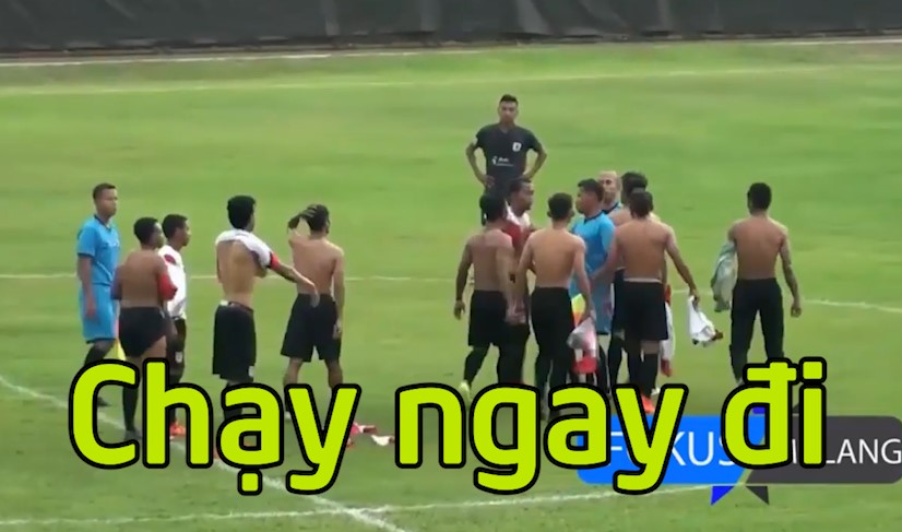 VIDEO: Cầu thủ Indonesia hỗn chiến, đuổi đánh trọng tài chạy khắp sân bóng
