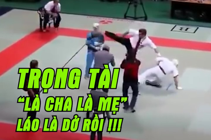 VIDEO: Trọng tài bá đạo hạ gục luôn 2 võ sĩ