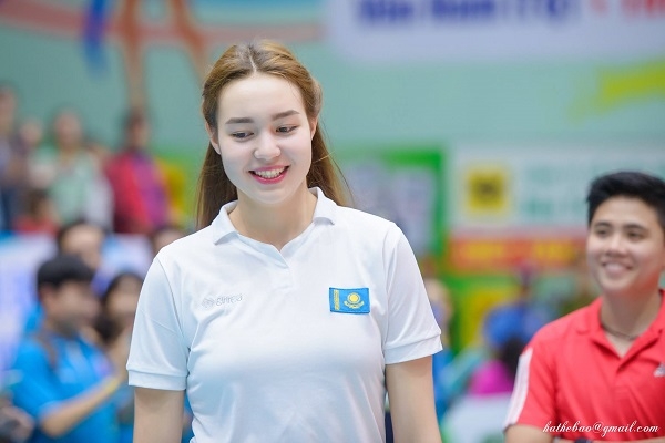 Hoa khôi Dinara toả nắng ở giải bóng chuyền nữ U23 châu Á
