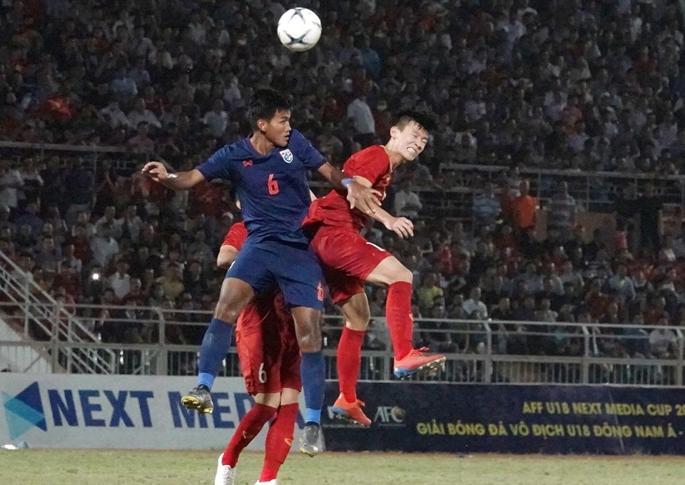 VIDEO: Cầu thủ U18 Thái Lan tức giận, đá bóng thẳng vào người Kim Nhật