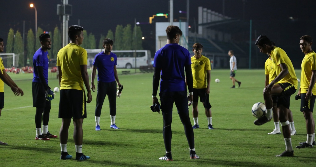 CĐV Malaysia lo lắng khi sân tập ở trước nhà HLV Park Hang Seo 