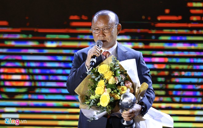 Ông Park Hang Seo thắng giải HLV nam của năm tại AFF Awards 