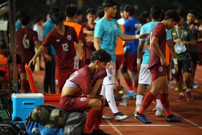 Bầu không khí u ám bao trùm U19 Thái Lan sau trận thua U19 Campuchia