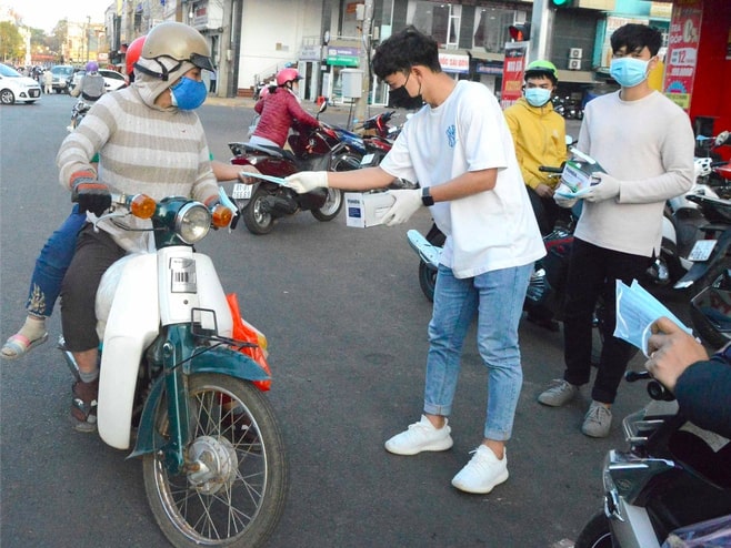 Sao HAGL đi phát khẩu trang miễn phí để phòng dịch corona