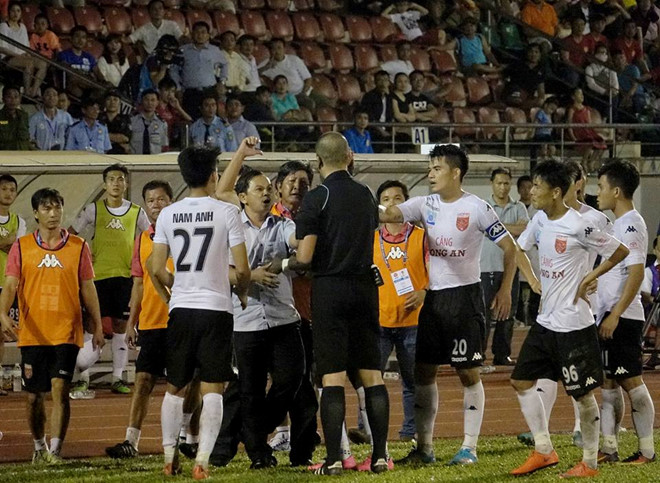 VIDEO: 5 phút đáng xấu hổ nhất lịch sử V-League