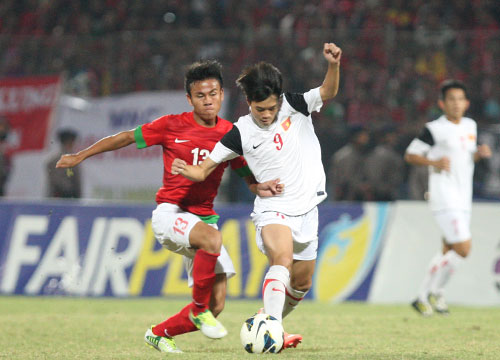 VIDEO: Công Phượng và đồng đội liên tục bị U19 Indonesia phạm lỗi thô bạo