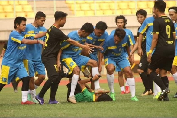 Cầu thủ Indonesia hành hung trọng tài ngay trong trận đấu