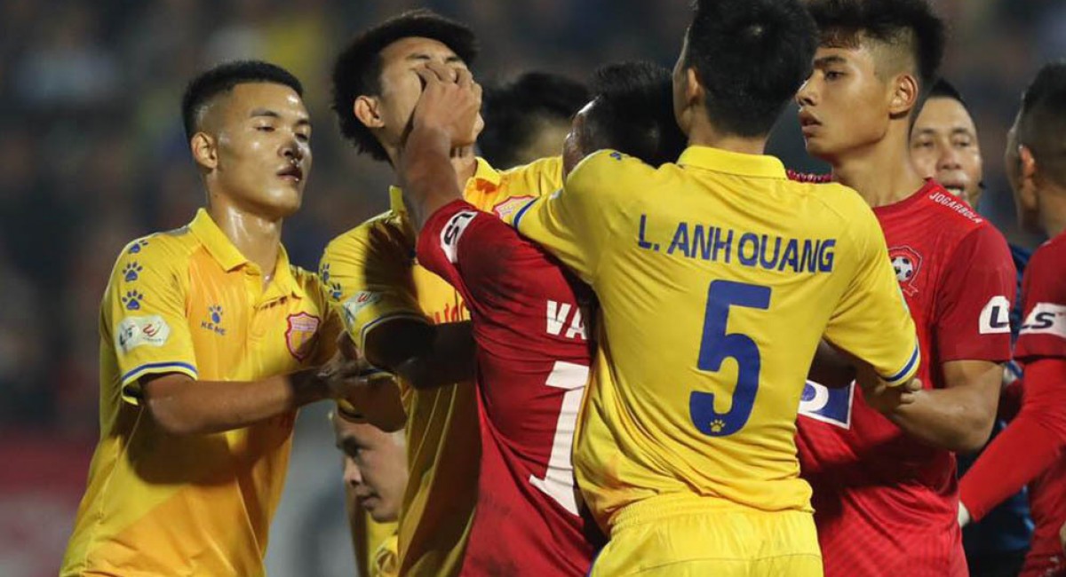 Trung vệ U22 Việt Nam: 'Cầu thủ Nam Định đã bóp cổ tôi'