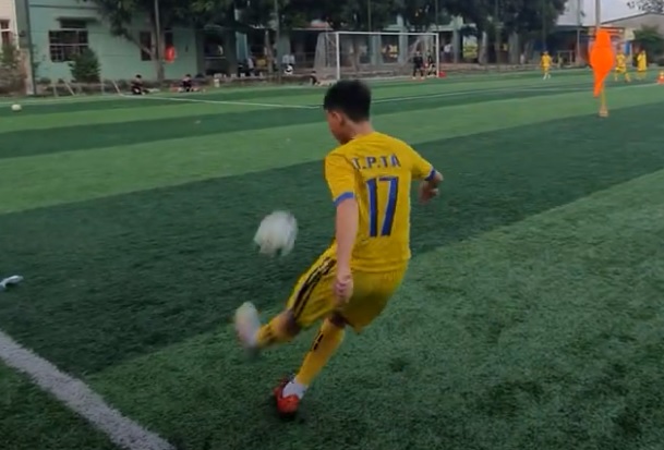 VIDEO: Cầu thủ U12 SLNA tạt bóng kiểu Ngoại Hạng Anh