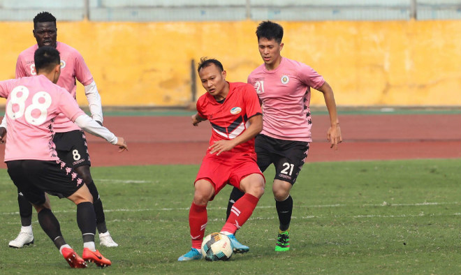 VIDEO: Đình Trọng và Duy Mạnh 'bỏ túi' ngoại binh xuất sắc của V-League