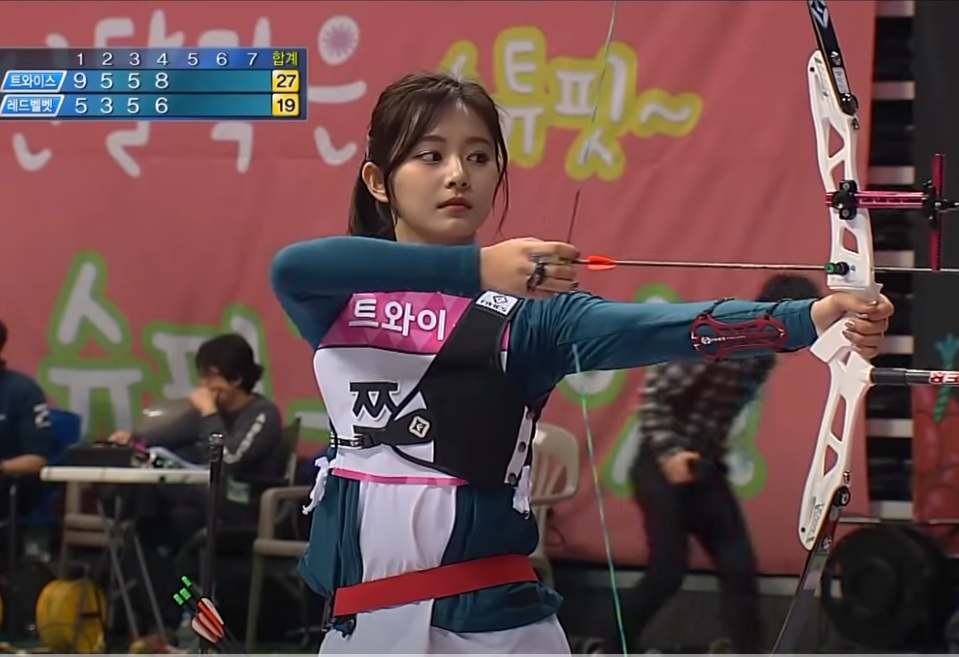 VIDEO: Nữ ca sĩ Hàn Quốc thể hiện tài bắn cung 'bách phát bách trúng'