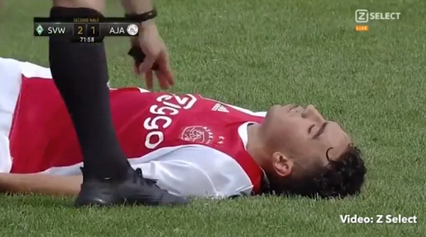 VIDEO: Cận cảnh tài năng trẻ Ajax đột quỵ khi đang thi đấu