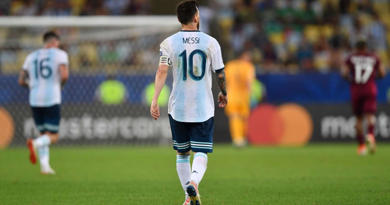 Lionel Messi: Dừng lại hay bước tiếp?