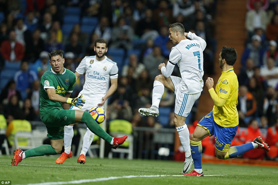 Highlights: Real Madrid 3-0 Las Palmas (Vòng 11 - La Liga)