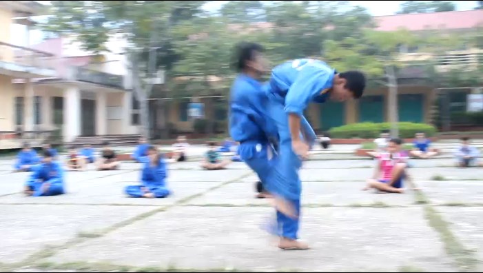 VIDEO VUI: Tai nạn biểu diễn, võ sinh Vovinam ... dính trọn mông bạn tập 