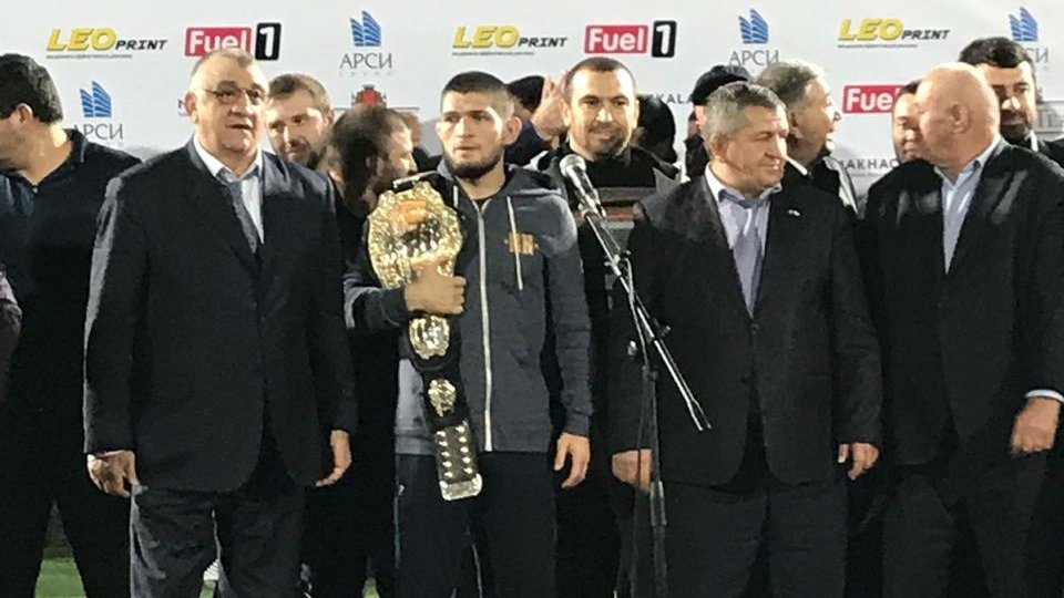 Đối mặt với lệnh cấm, Khabib vẫn được chào đón như người hùng ở quê nhà 