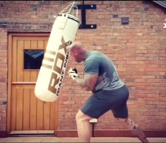VIDEO: Khi người đàn ông đáng sợ nhất thế giới đánh MMA