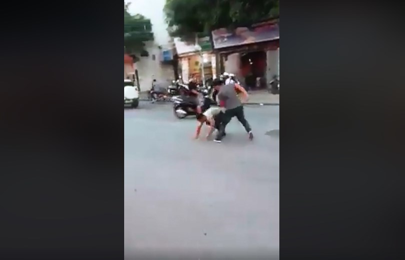 VIDEO Va chạm giao thông, hai thanh niên Việt Nam ẩu đả như võ sĩ 