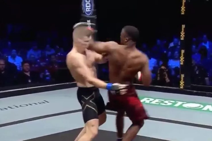 VIDEO Pha chỏ lật khiến đối thủ đổ như chuối tại giải MMA Châu Phi