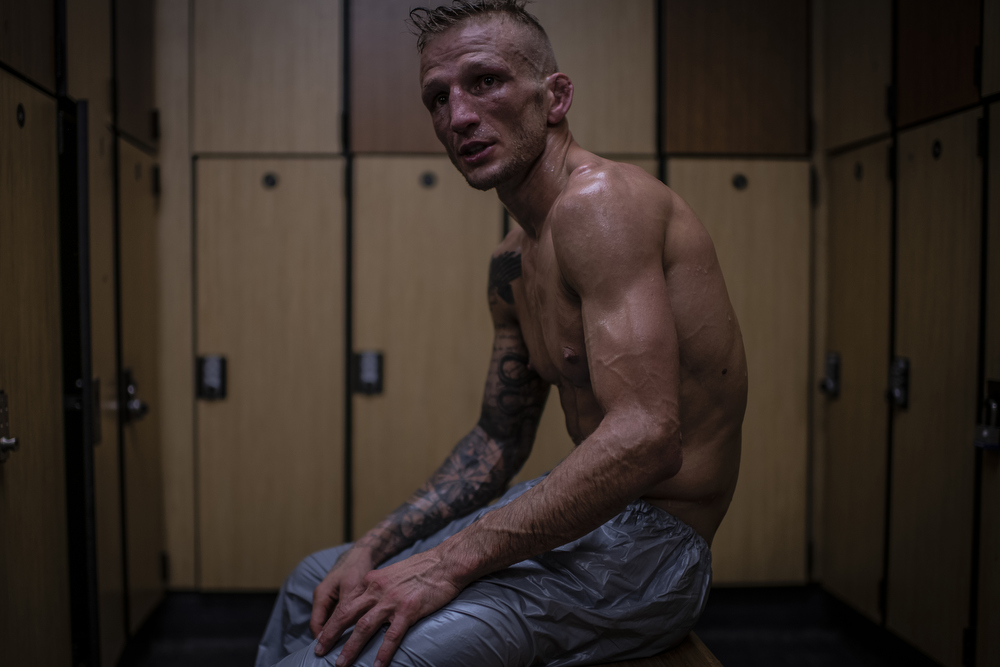 Chùm ảnh: Quá trình cắt cân khắc nghiệt của nhà vô địch UFC TJ Dillashaw