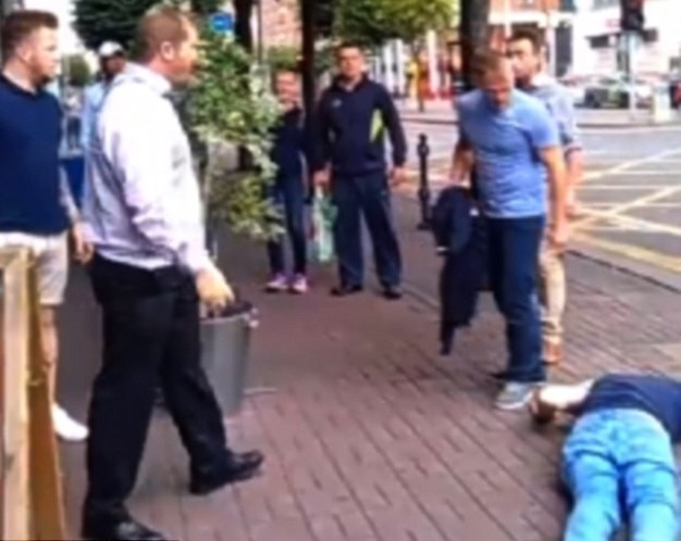 VIDEO Gây rối, hai thanh niên bị bảo kê Ireland đấm gục ngay giữa phố