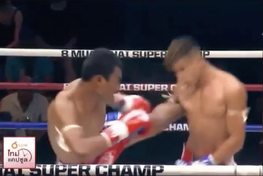 VIDEO Kinh hoàng võ sĩ Muay Thái đá bung khớp vai đối thủ