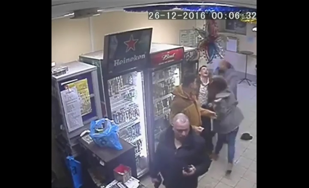 VIDEO: Nữ thu ngân Nga đấm gục người đàn ông quấy rối