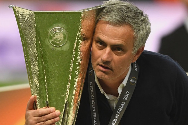 HLV Mourinho đi vào lịch sử sau chức vô địch Europa League